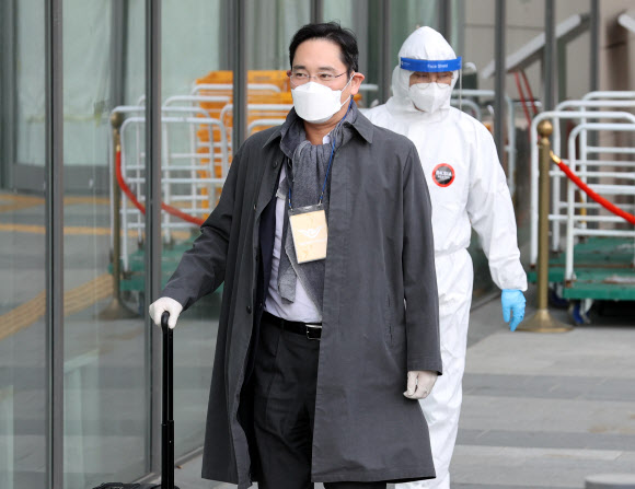 코로나19 검사 장소 향하는 이재용 부회장