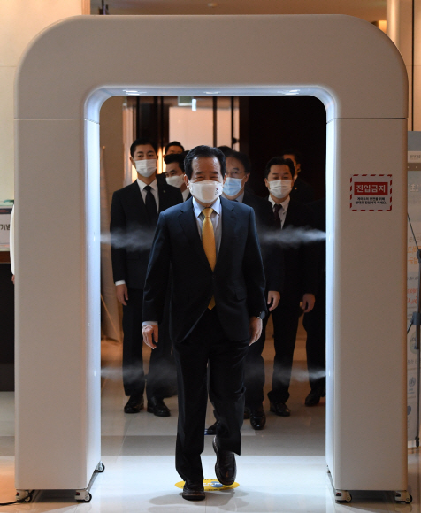 14일 웨스틴조선호텔  서울에서 ‘디지털 트랜스포메이션과 뉴노멀시대의 인류’라는 주제로 열린 2020서울미래컨퍼런스에 참석한 정세균 국무총리가 입구에 설치된 살균터널을 통과하고 있다. 2020. 10 .14 정연호 기자 tpgod@seoul.co.kr