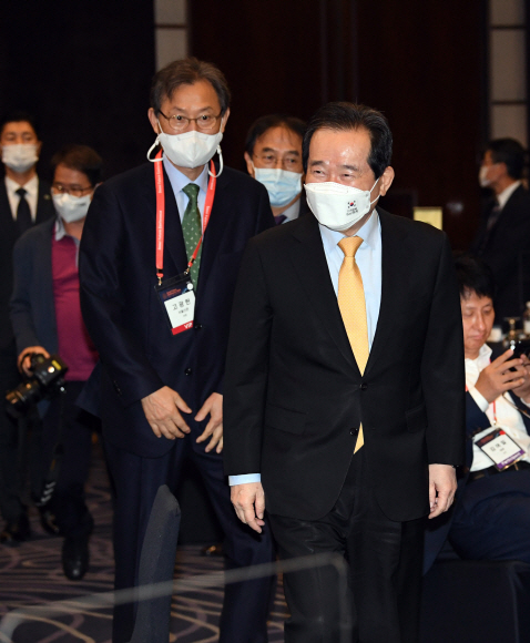 14일 웨스틴조선호텔  서울에서 ‘디지털 트랜스포메이션과 뉴노멀시대의 인류’라는 주제로 열린 2020서울미래컨퍼런스에 정세균 국무총리가 참석하고 있다.  2020. 10 .14 정연호 기자 tpgod@seoul.co.kr