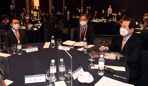 14일 웨스틴조선호텔  서울에서 ‘디지털 트랜스포메이션과 뉴노멀시대의 인류’라는 주제로 열린 2020서울미래컨퍼런스에 정세균 국무총리가 참석해 참석자들과 이야기를 나누고 있다.  2020. 10 .14 정연호 기자 tpgod@seoul.co.kr