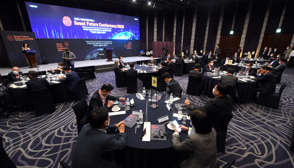 14일 웨스틴조선호텔  서울에서 ‘디지털 트랜스포메이션과 뉴노멀시대의 인류’라는 주제로 열린 2020서울미래컨퍼런스가 진행되고 있다.   2020. 10 .14 정연호 기자 tpgod@seoul.co.kr