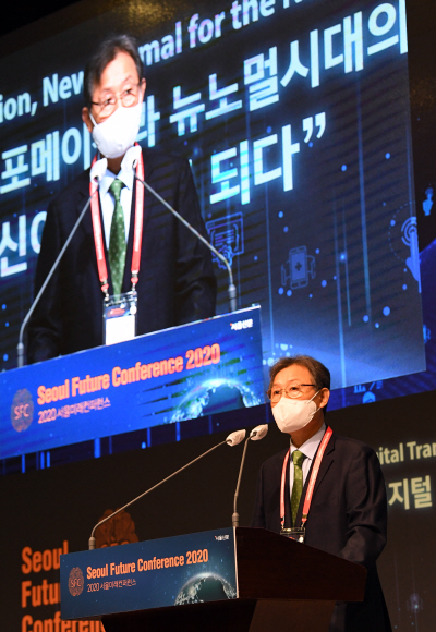 14일 웨스틴조선호텔  서울에서 ‘디지털 트랜스포메이션과 뉴노멀시대의 인류’라는 주제로 열린 2020서울미래컨퍼런스에서 서울신문 고광헌 사장이 개회사를 하고 있다.   2020. 10 .14 정연호 기자 tpgod@seoul.co.kr
