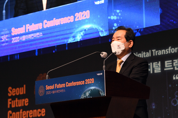 14일 웨스틴조선호텔  서울에서 ‘디지털 트랜스포메이션과 뉴노멀시대의 인류’라는 주제로 열린 2020서울미래컨퍼런스에서 정세균 국무총리가 축사를 하고 있다.   2020. 10 .14 정연호 기자 tpgod@seoul.co.kr