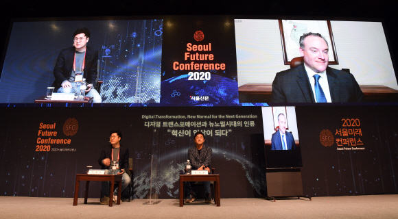 14일 웨스틴조선호텔  서울에서 ‘디지털 트랜스포메이션과 뉴노멀시대의 인류’라는 주제로 열린 2020서울미래컨퍼런스에서 키노트 세션이 진행되고 있다.     2020. 10 .14 정연호 기자 tpgod@seoul.co.kr