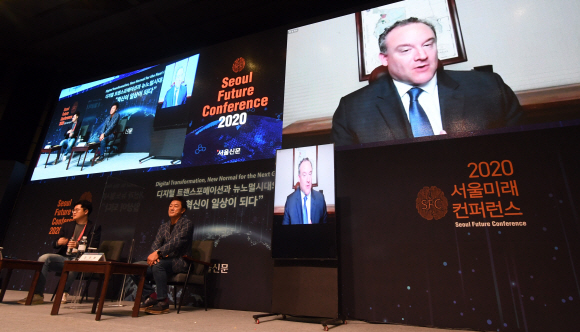 14일 웨스틴조선호텔  서울에서 ‘디지털 트랜스포메이션과 뉴노멀시대의 인류’라는 주제로 열린 2020서울미래컨퍼런스에서 키노트 세션이 진행되고 있다.     2020. 10 .14 정연호 기자 tpgod@seoul.co.kr
