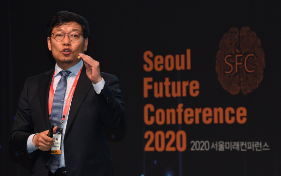 14일 웨스틴조선호텔 서울에서 ‘디지털 트랜스포메이션과 뉴노멀시대의 인류’라는 주제로 열린 2020 서울미래컨퍼런스에서 이정동 서울대학교 교수가 발표를 하고 있다. 2020.10.14 오장환 기자 5zzang@seoul.co.kr