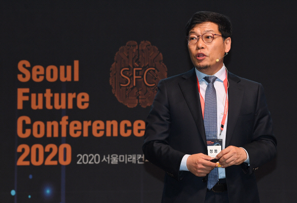 14일 웨스틴조선호텔 서울에서 ‘디지털 트랜스포메이션과 뉴노멀시대의 인류’라는 주제로 열린 2020 서울미래컨퍼런스에서 이정동 서울대학교 교수가 발표를 하고 있다. 2020.10.14 오장환 기자 5zzang@seoul.co.kr