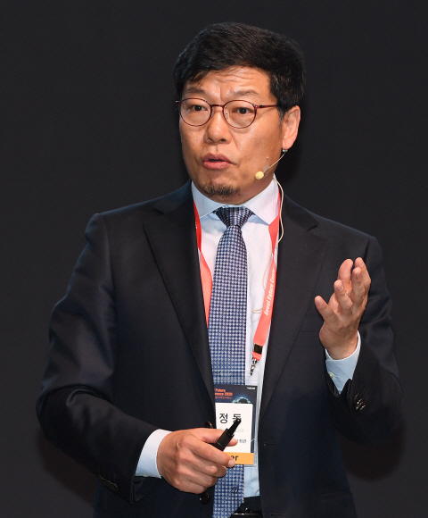 14일 웨스틴조선호텔 서울에서 ‘디지털 트랜스포메이션과 뉴노멀시대의 인류’라는 주제로 열린 2020 서울미래컨퍼런스에서 이정동 서울대학교 교수가 발표를 하고 있다. 2020.10.14 오장환 기자 5zzang@seoul.co.kr