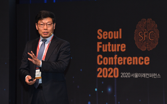 14일 웨스틴조선호텔 서울에서 ‘디지털 트랜스포메이션과 뉴노멀시대의 인류’라는 주제로 열린 2020 서울미래컨퍼런스에서 이정동 서울대학교 교수가 발표를 하고 있다. 2020.10.14 오장환 기자 5zzang@seoul.co.kr