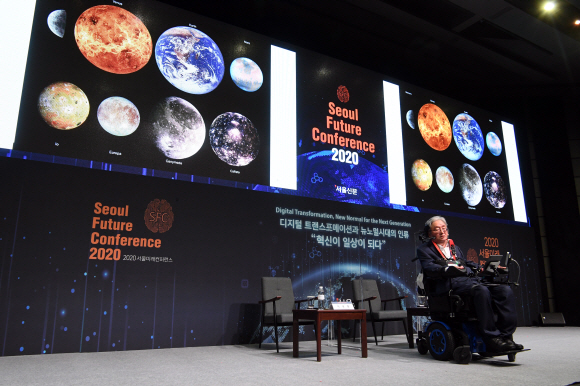 14일 웨스틴조선호텔  서울에서 ‘디지털 트랜스포메이션과 뉴노멀시대의 인류’라는 주제로 열린 2020서울미래컨퍼런스에서 이상묵 서울대 지구환경과학부 교수가 발표를 하고 있다.  2020. 10 .14 정연호 기자 tpgod@seoul.co.kr