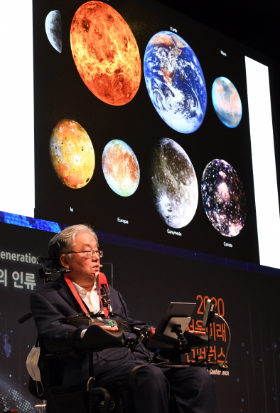 14일 웨스틴조선호텔  서울에서 ‘디지털 트랜스포메이션과 뉴노멀시대의 인류’라는 주제로 열린 2020서울미래컨퍼런스에서 이상묵 서울대 지구환경과학부 교수가 발표를 하고 있다.  2020. 10 .14 정연호 기자 tpgod@seoul.co.kr