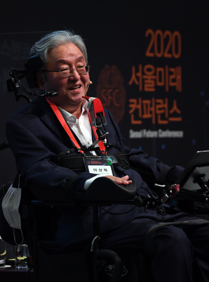 14일 웨스틴조선호텔  서울에서 ‘디지털 트랜스포메이션과 뉴노멀시대의 인류’라는 주제로 열린 2020서울미래컨퍼런스에서 이상묵 서울대 지구환경과학부 교수가 발표를 하고 있다.  2020. 10 .14 정연호 기자 tpgod@seoul.co.kr