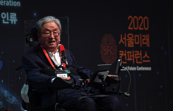 14일 웨스틴조선호텔  서울에서 ‘디지털 트랜스포메이션과 뉴노멀시대의 인류’라는 주제로 열린 2020서울미래컨퍼런스에서 이상묵 서울대 지구환경과학부 교수가 발표를 하고 있다.  2020. 10 .14 정연호 기자 tpgod@seoul.co.kr