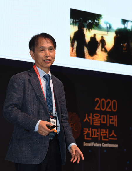 14일 웨스틴조선호텔 서울에서 ‘디지털 트랜스포메이션과 뉴노멀시대의 인류’라는 주제로 열린 2020 서울미래컨퍼런스에서 이광형 카이스트 석좌교수가 발표를 하고 있다. 2020.10.14 오장환 기자 5zzang@seoul.co.kr