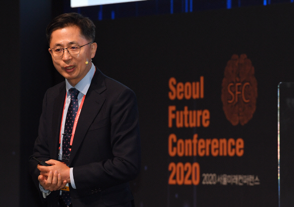 14일 웨스틴조선호텔 서울에서 ‘디지털 트랜스포메이션과 뉴노멀시대의 인류’라는 주제로 열린 2020 서울미래컨퍼런스에서 송재용 서울대학교 경영학과 교수가 발표를 하고 있다. 2020.10.14 오장환 기자 5zzang@seoul.co.kr
