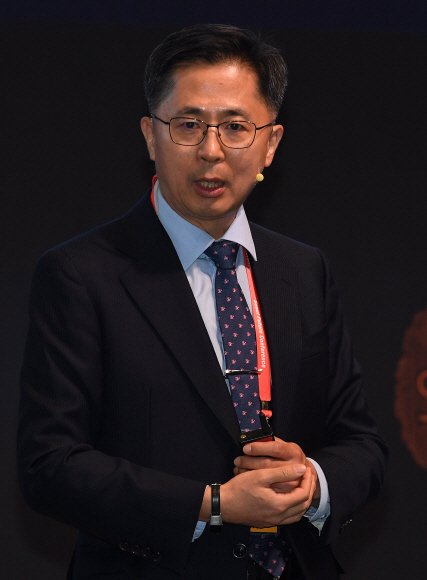 14일 웨스틴조선호텔 서울에서 ‘디지털 트랜스포메이션과 뉴노멀시대의 인류’라는 주제로 열린 2020 서울미래컨퍼런스에서 송재용 서울대학교 경영학과 교수가 발표를 하고 있다. 2020.10.14 오장환 기자 5zzang@seoul.co.kr