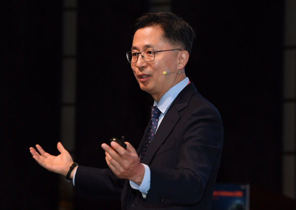 14일 웨스틴조선호텔 서울에서 ‘디지털 트랜스포메이션과 뉴노멀시대의 인류’라는 주제로 열린 2020 서울미래컨퍼런스에서 송재용 서울대학교 경영학과 교수가 발표를 하고 있다. 2020.10.14 오장환 기자 5zzang@seoul.co.kr