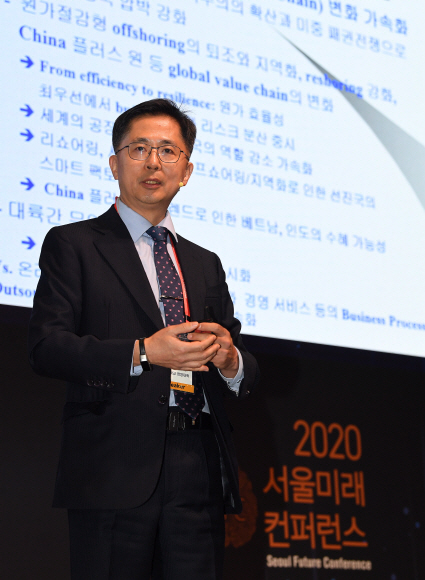 14일 웨스틴조선호텔 서울에서 ‘디지털 트랜스포메이션과 뉴노멀시대의 인류’라는 주제로 열린 2020 서울미래컨퍼런스에서 송재용 서울대학교 경영학과 교수가 발표를 하고 있다. 2020.10.14 오장환 기자 5zzang@seoul.co.kr