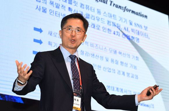 14일 웨스틴조선호텔 서울에서 ‘디지털 트랜스포메이션과 뉴노멀시대의 인류’라는 주제로 열린 2020 서울미래컨퍼런스에서 송재용 서울대학교 경영학과 교수가 발표를 하고 있다. 2020.10.14 오장환 기자 5zzang@seoul.co.kr