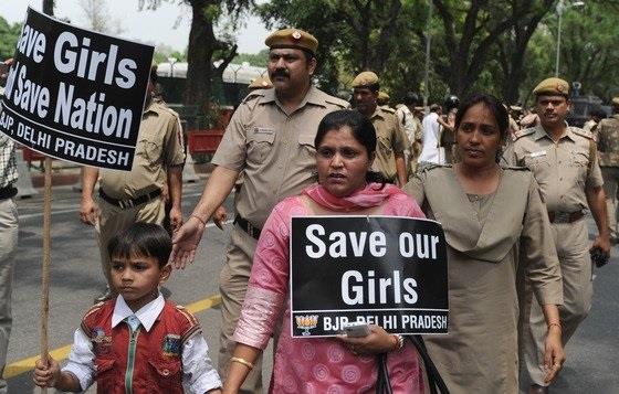 인도 뉴델리에서 시민들이 성폭력 반대 시위를 벌이고 있다.  AFP
