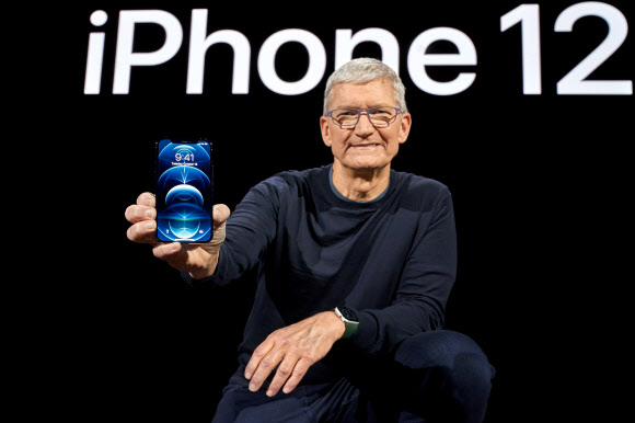 팀 쿡 애플 최고경영자(CEO)가 13일(현지시간) 미국 캘리포니아 쿠퍼티노 애플파크에서 온라인으로 진행된 신제품 공개 행사를 통해 ‘아이폰12’ 시리즈를 대중에게 처음 공개하고 있다. 쿠퍼티노 로이터 연합뉴스