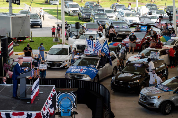조 바이든(왼쪽) 민주당 후보는 같은 날 플로리다주 미라마의 미라마 공원에서 지지자들이 차를 타고 유세에 참여하는 ‘드라이브인 유세’를 하며 트럼프 대통령과 대조적 행보를 했다. 미라마 AFP 연합뉴스