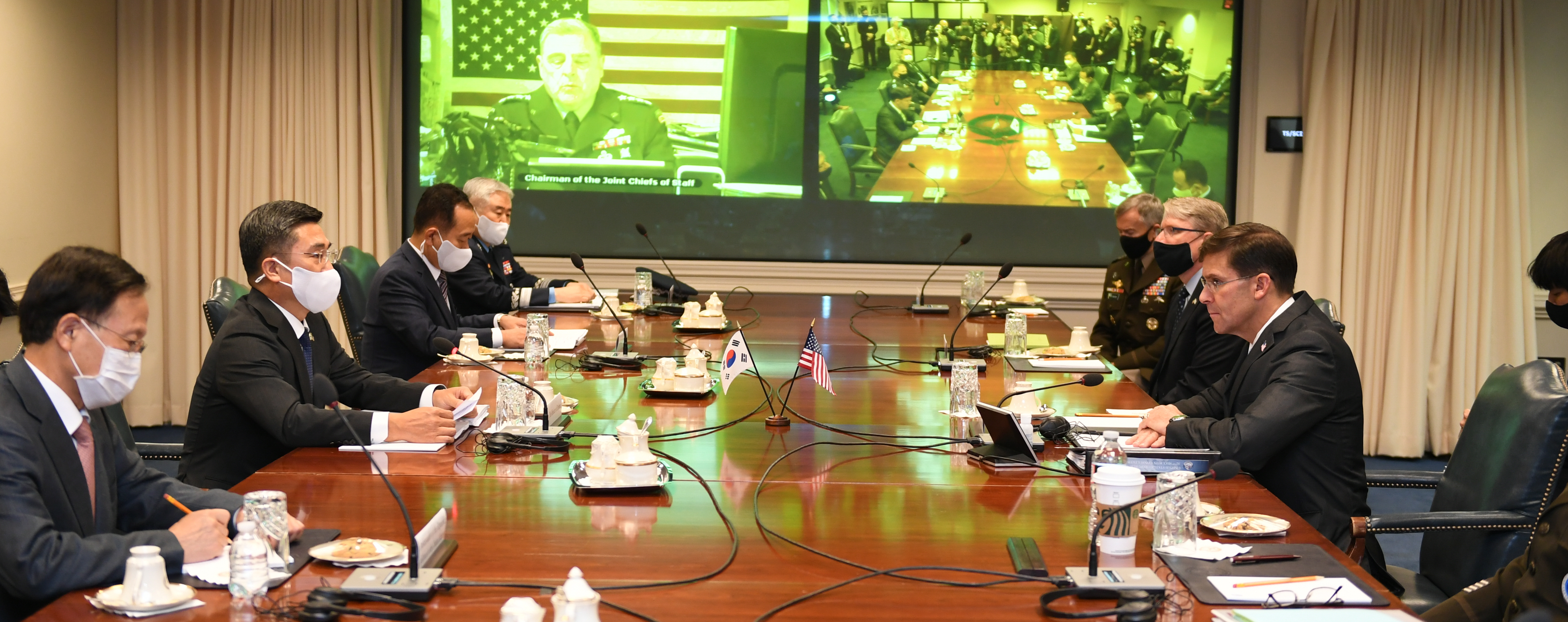 서욱(왼쪽 두번째) 한국 국방부 장관과 마크 에스퍼(오른쪽 첫번째) 미국 국방부 장관이 14일(현지시간) 버지니아주 알링턴에 있는 국방부 청사에서  한미안보협의회의(SCM)를 진행하고 있다. 주미대사관 제공