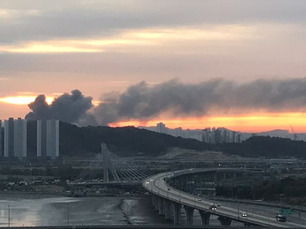 인천 남동공단 의류용 부직포 공장서 불. 연합뉴스