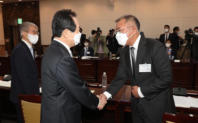 ‘수소경제위원회’ 악수하는 정세균 총리와 정의선 회장