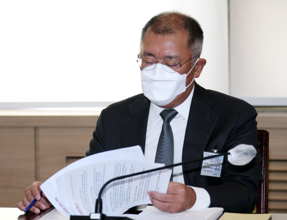 자료 살피는 정의선 회장