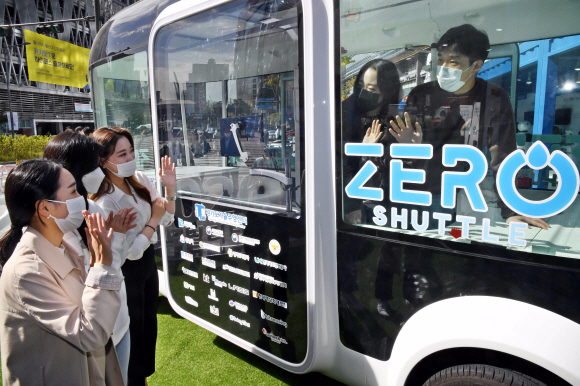 15일 경기도 성남시 판교 제1테크노벨리에서 열린 제4회 판교자율주행 모빌리티쇼에 참석한 시민들이 제로 셔틀버스를 살펴보고있다.2020. 10. 15 박지환 기자popocar@seoul.co.kr