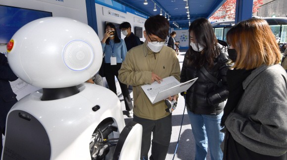 15일 경기도 성남시 판교 제1테크노벨리에서 열린 제4회 판교자율주행 모빌리티쇼에서 참석자들이 자율주행 로봇에 대한 설명을 듣고 있다.  2020.10.15 박지환기자 popocar@seoul.co.kr