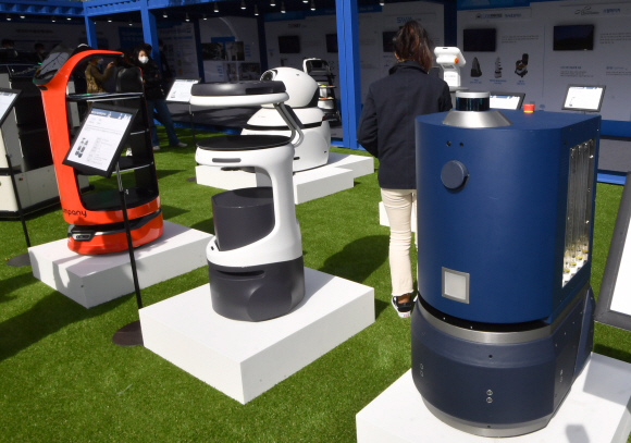 15일 경기도 성남시 판교 제1테크노벨리에서 열린 제4회 판교자율주행 모빌리티쇼에서 관람객이 자율주행 로봇을 관람하고 있다.  2020.10.15 박지환기자 popocar@seoul.co.kr