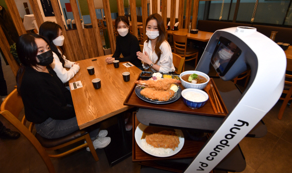 15일 경기도 성남시 판교 제1테크노벨리에서 열린 제4회 판교자율주행 모빌리티쇼에 참석한 시민들이 인근식당에서 시연중이 자율주행 배송로봇을 통한 서빙을 체험해보고 있다. 2020. 10. 15 박지환 기자popocar@seoul.co.kr