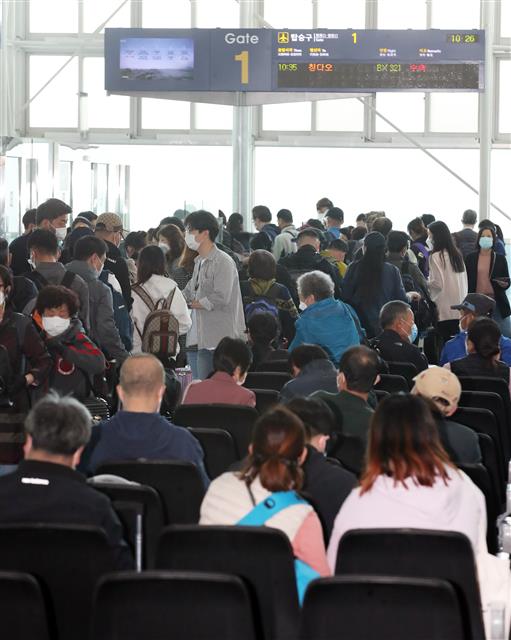 북적이는 김해공항 국제선