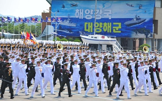 경남 창원시 해군사관학교 연병장에서 열린 제128기 학사사관 해군·해병대 소위 임관식. 연합뉴스