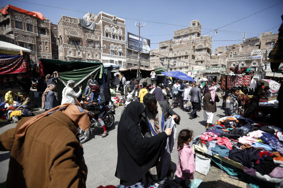 사우디아라비아가 지원하는 예멘 정부군과 이란의 지원을 받는 후티 반군이 2014년 충돌 발생 이후 최대인 1081명의 인질 교환이 논의되는 가운데 지난 13일(현지시간) 예멘 사나의 한 전통시장의 모습. 사나 EPA 연합뉴스