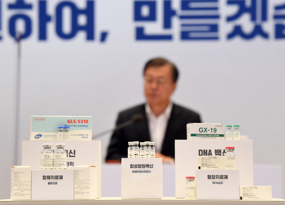 문재인 대통령이 15일 코로나19 백신 개발 기업인 경기 성남시 SK바이오사이언스에서 백신개발업체  대표와 정부 관계자들이 참석한 가운데  코로나19백신.치료제 기업 현장 간담회를 열고 모두발언을 하고 있다.  앞쪽에는 현재 개발중인 코로나19 백신과 치료제가 놓여있다.  2020. 10. 15 도준석 기자pado@seoul.co.kr