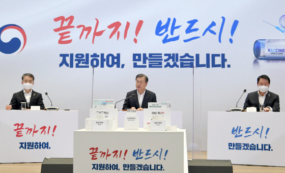 문재인 대통령이 15일 경기 성남시 SK바이오사이언스에서 백신개발업체  대표와 정부 관계자들이 참석한 가운데  코로나19백신.치료제 기업 현장 간담회를 열고 모두발언을 하고 있다.  앞쪽에는 현재 개발중인 코로나19 백신과 치료제가 놓여있다.   왼쪽부터 박능후 보건복지부  장관,  문 대통령, 최태원 SK대표이사. 2020. 10. 15 도준석 기자pado@seoul.co.kr