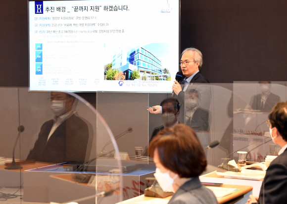 문재인 대통령이 15일  경기 성남시 SK바이오사이언스에서 백신개발업체  대표와 정부 관계자들이 참석한 가운데  열린 코로나19백신.치료제 기업 현장 간담회에서  권준욱 국립보건연구원장으로부터 코로나19 백신 치료제 국내개발 현황을 보고 받고 있다. 2020. 10. 15 도준석 기자pado@seoul.co.kr