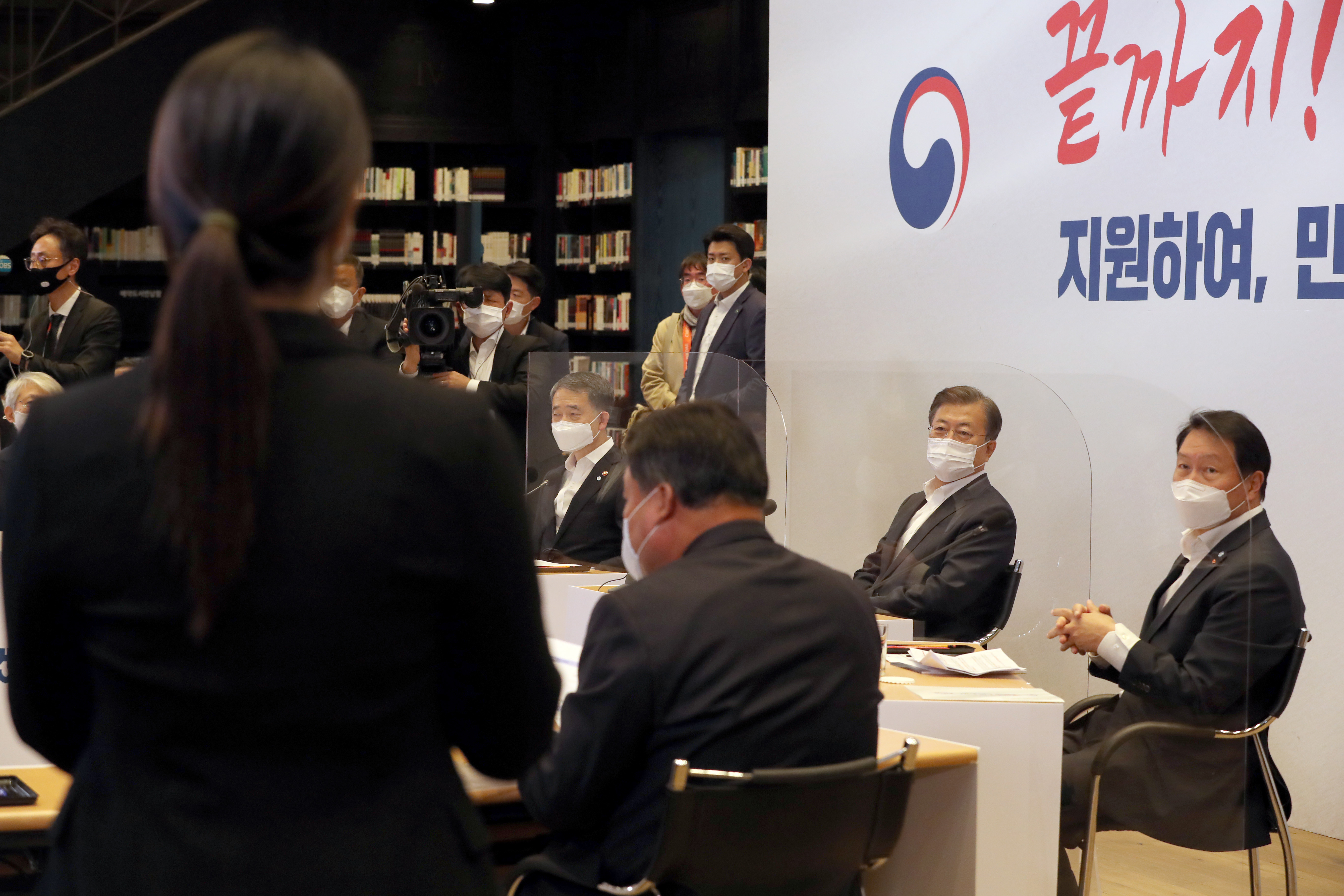 문재인 대통령이 15일 오후 경기도 성남시 코로나19 백신 및 치료제 개발 현장인 에스케이(SK)바이오사이언스에서 코로나19 극복을 위해 기여하고 있는 기업 및 연구진들의 노고를 치하하고 애로사항을 듣기 위해 열린 현장 간담회장에서 김은솜 에스케이(SK) 바이오사이언스 직원의 소감 발표를 듣고 있다. 문재인 대통령 오른쪽으로 최태원 에스케이(SK) 대표이사 회장과 서정진 셀트리온그룹 회장이 함께 했다. 2020. 10. 15 도준석 기자pado@seoul.co.kr