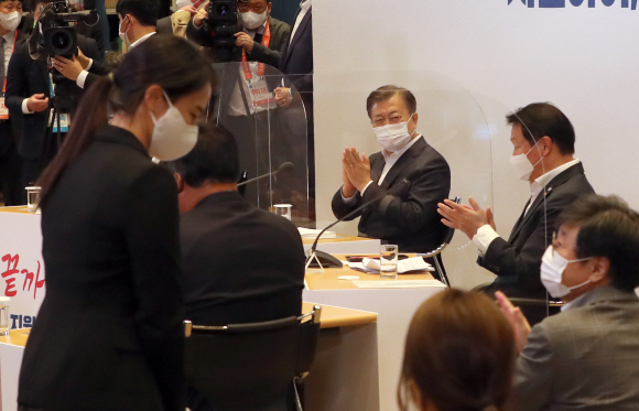 문재인 대통령이 15일 오후 경기도 성남시 코로나19 백신 및 치료제 개발 현장인 에스케이(SK)바이오사이언스에서 코로나19 극복을 위해 기여하고 있는 기업 및 연구진들의 노고를 치하하고 애로사항을 듣기 위한 현장 간담회장에서 김은솜 에스케이(SK) 바이오사이언스 직원의 소감 발표를 들은 뒤 손뼉을 치고 있다. 문재인 대통령 오른쪽으로 최태원 에스케이(SK) 대표이사 회장과 서정진 셀트리온그룹 회장이 함께 했다. 2020. 10. 15 도준석 기자pado@seoul.co.kr