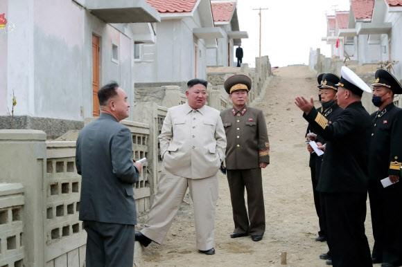 김정은 수행하는 북한 간부들