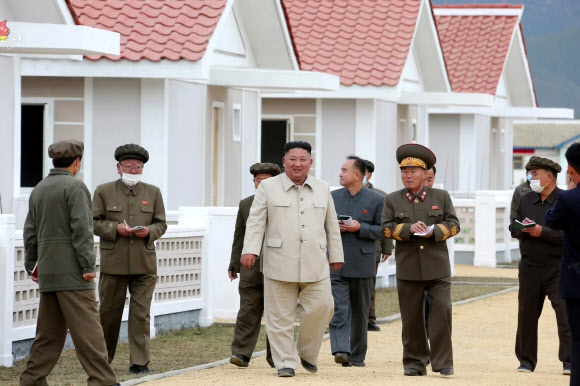 김정은 수행하는 북한 간부들