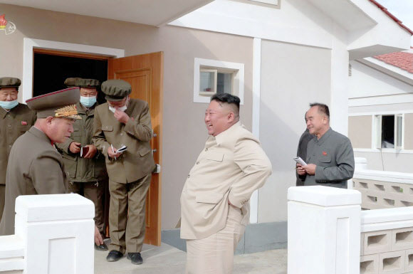 김정은 수행하는 북한 간부들