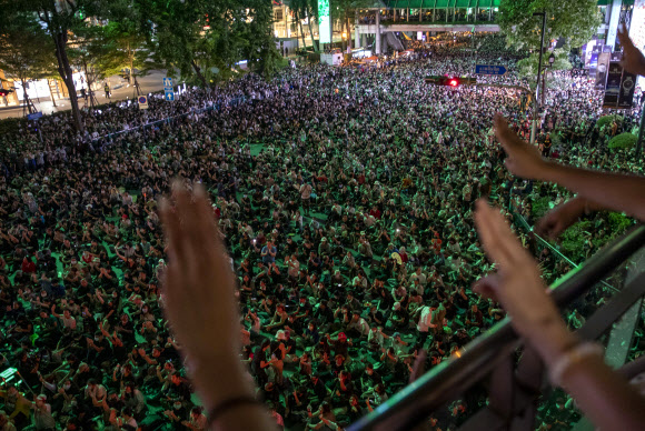 전날에 이어 5인 이상 집회가 완전 금지하겠다는 칙령이 발표된 15일에도 태국의 반정부 집회가 밤늦게까지 이어진 가운데 방콕 도심 상업지구의 중심 도로를 점거한 시위대원들이 저항을 상징하는 세 손가락 경례를 하고 있다. 방콕 AP 연합뉴스 