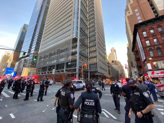 15일(현지시간) 맨해튼 미드타운에 있는 뉴욕타임스 본사로 출동한 뉴욕 경찰/알렉스 렘닉 트위터 캡처