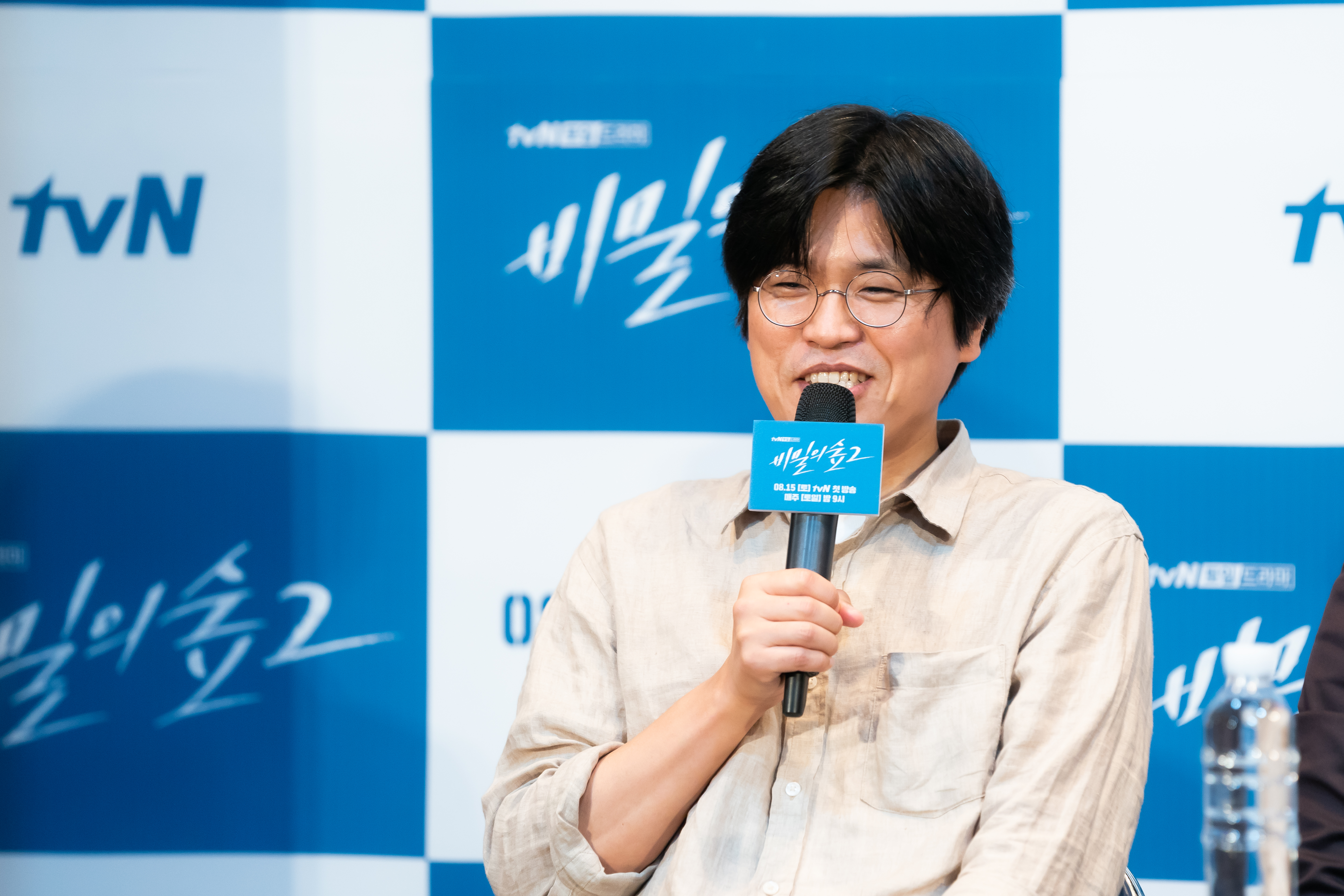 박현석 PD는 “한 명의 비숲 팬으로서 시즌3 연출 제안이 온다면 영광일 것 같다”며 “작가님이 흐른 시간만큼의 이야기를 또 담아내 주시면 새로운 길이 열리지 않을까 싶다”고 밝혔다.tvN 제공