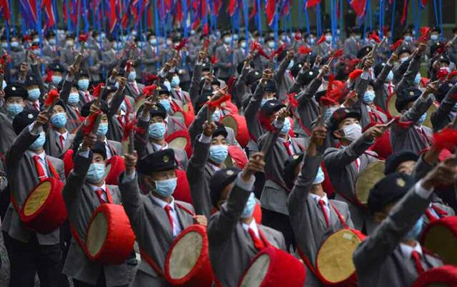 북한 노동당 기관지 노동신문은 17일 ‘80일 전투’의 승리를 위한 청년전위들의 궐기대회가 전날 김일성경기장에서 진행됐다고 보도했다. 대회에서는 결의문이 채택되고 이어 결의행진이 진행됐다.  평양 노동신문=뉴스1