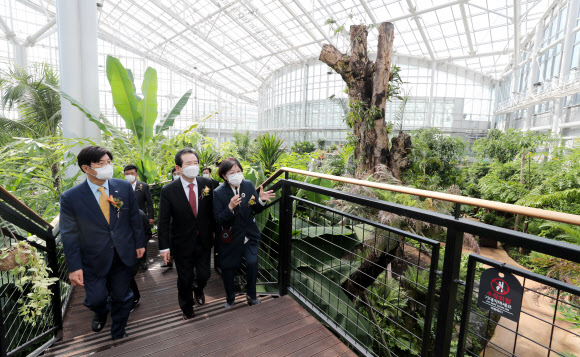 정세균 국무총리(가운데)가 17일 오전 세종시 연기면에 있는 국립세종수목원 개원 행사를 마친 뒤 참석자들과 사계절 전시 온실 등 시설을 둘러보고 있다. 2020.10.17  연합뉴스
